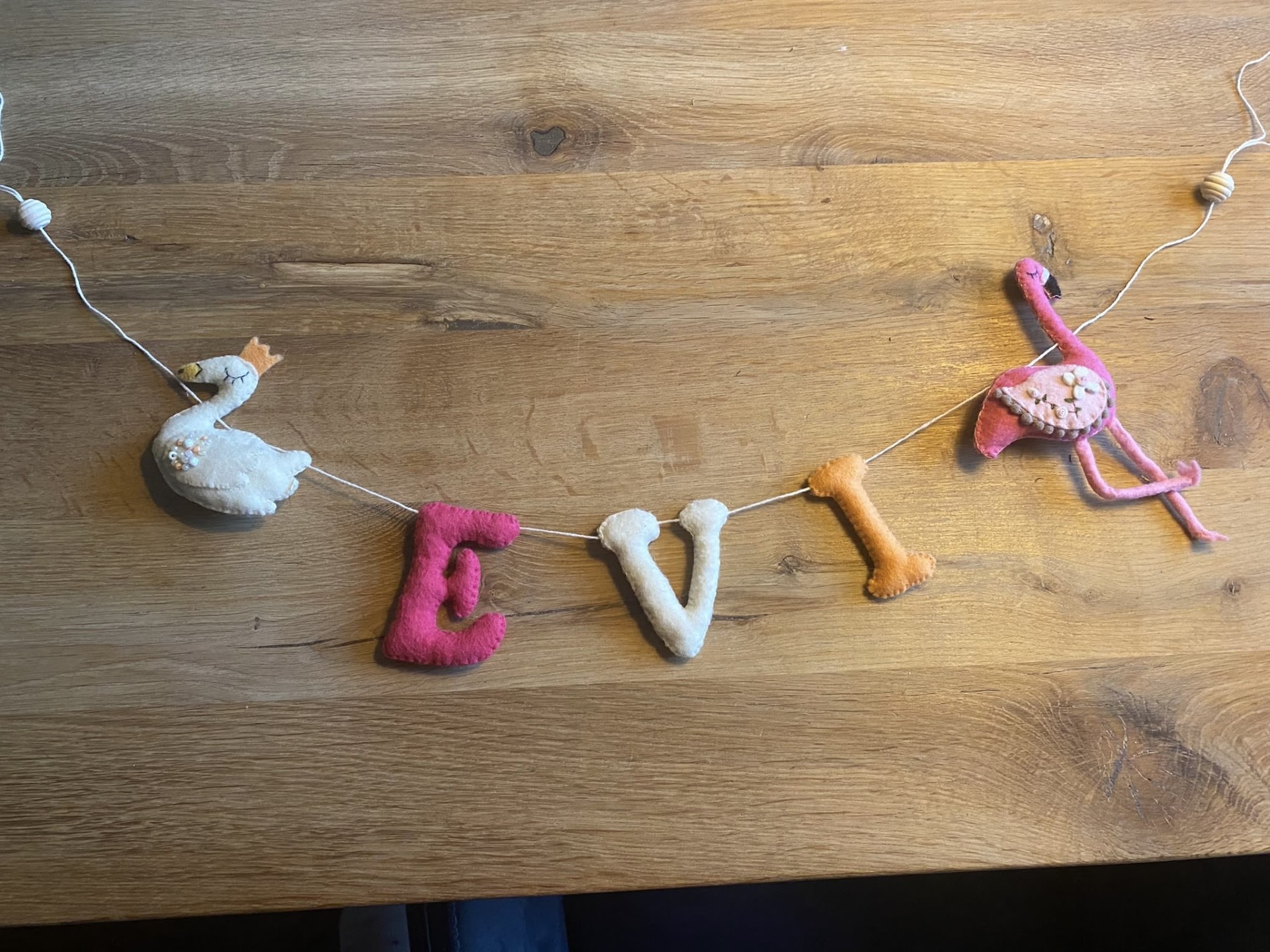 Handgemaakte vilten naamslinger Evi met zwaan en flamingo