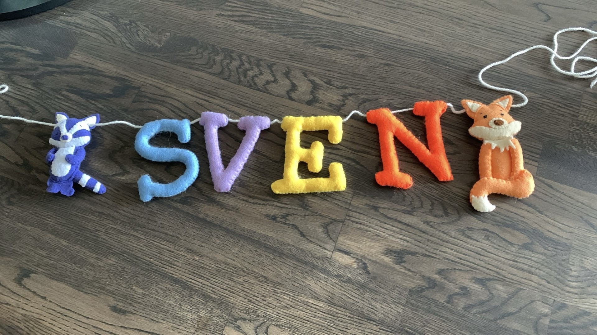 Kleurrijke letters Sven met vos en wasbeer